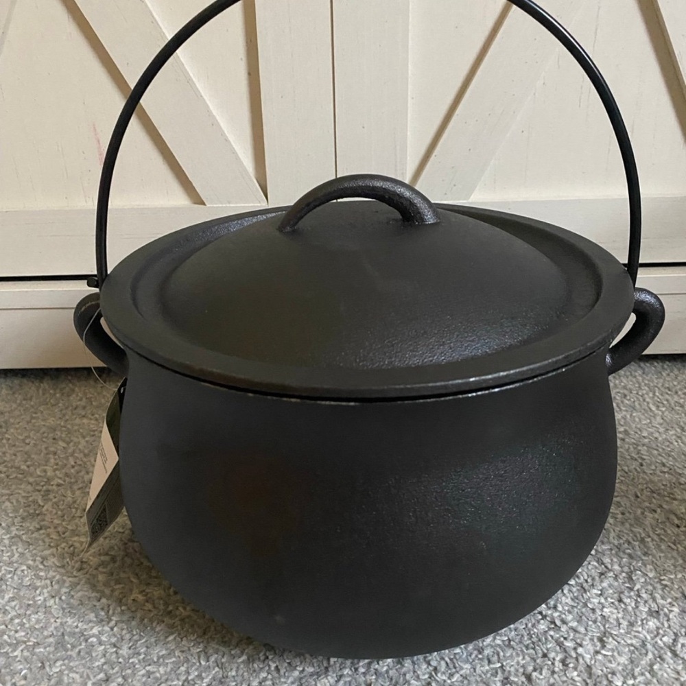 Viral cast iron Halloween cauldron 6QT
